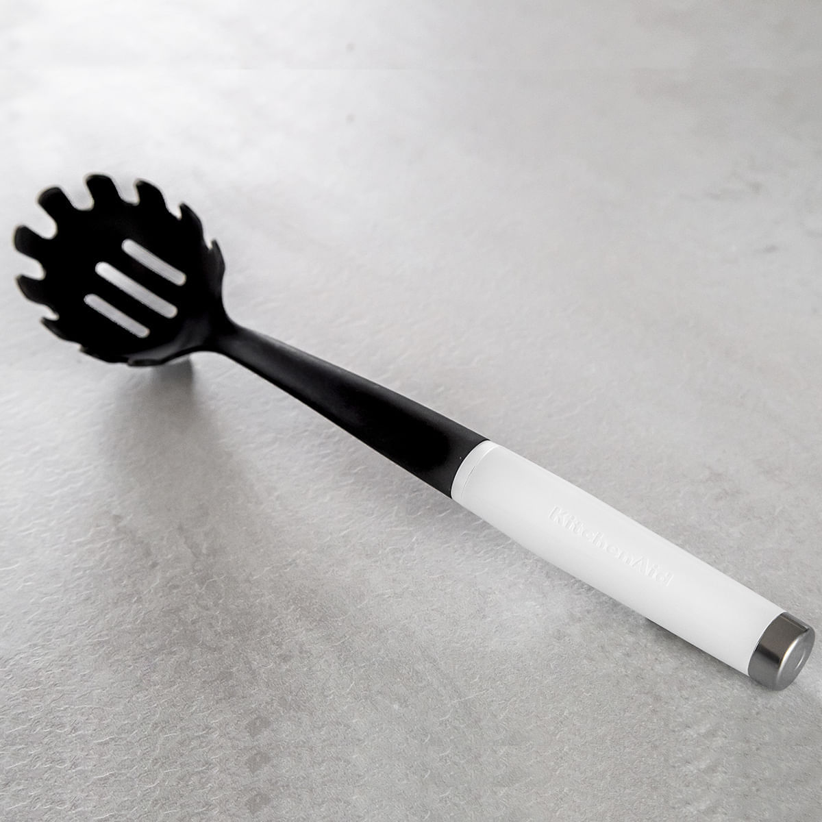 Kit Colher Perfurada e Pegador de Massas Branco KitchenAid - Imagem 3